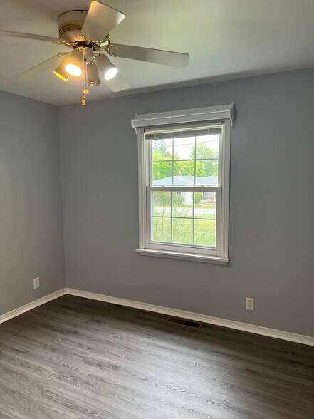 Building Photo - 5127 W Elmwood Ave