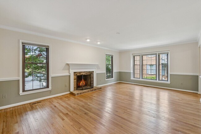Building Photo - Spacious, Renovated Townhome Near Vienna M...