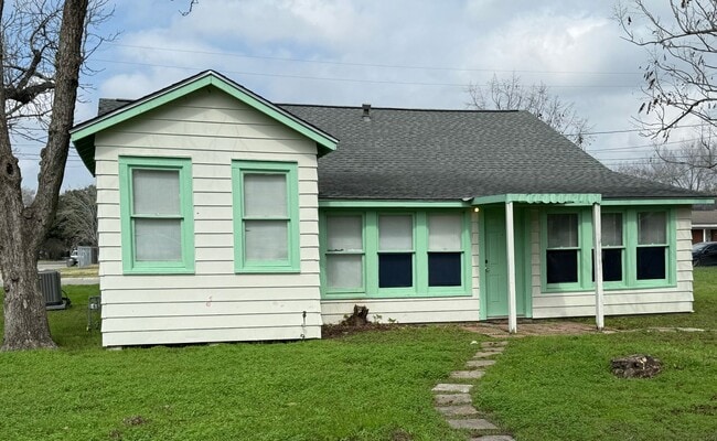 Building Photo - Spacious home with room to play outdoors.