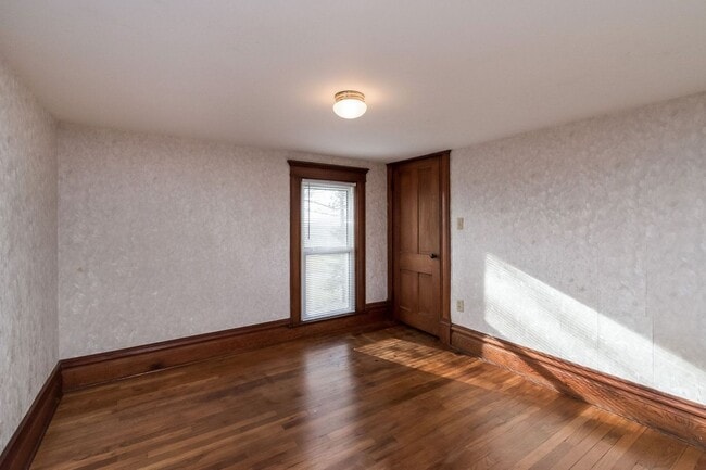 Building Photo - UNIQUE ACREAGE!!  4 Bedroom, 2 Bathroom House in Ames