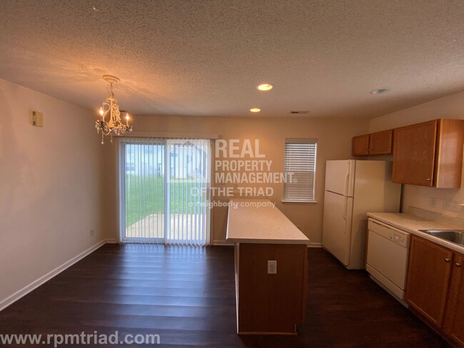 Building Photo - *Move In Special* Spacious 2BR/2.5BA End U...