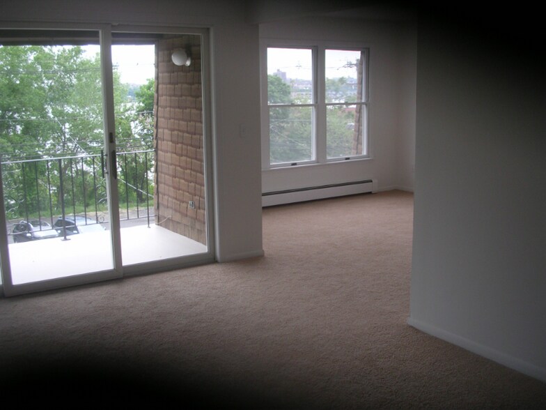 Building Photo - 1276 River Rd