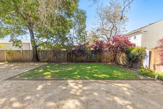 Building Photo - Charming & Spacious Single Family Home