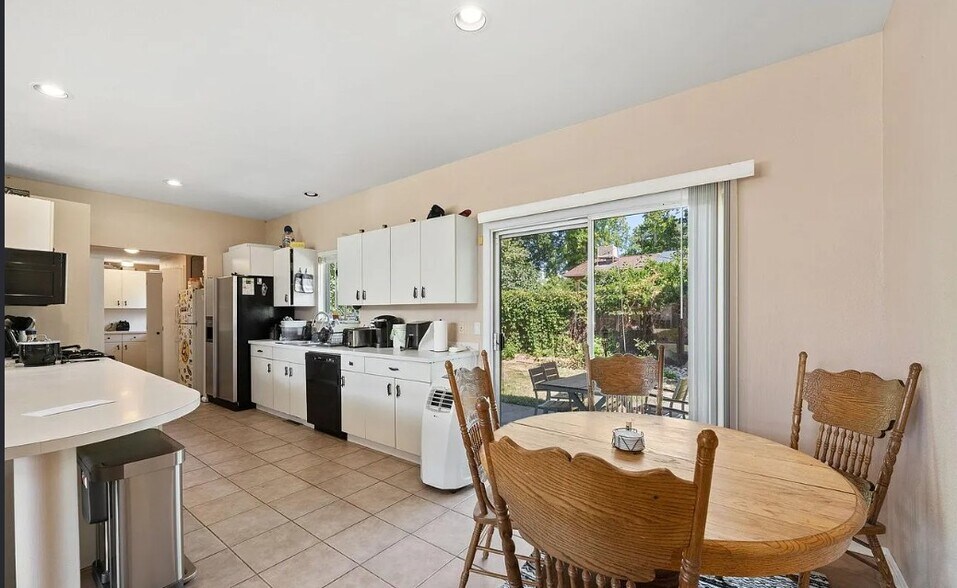 Building Photo - 2623 Sherwood Cir