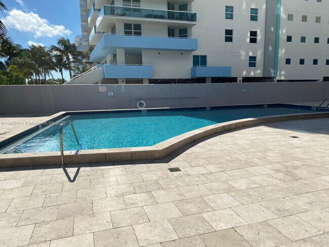Building Photo - 9225 Collins Ave