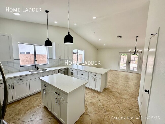 Building Photo - 2640 E Mallory St