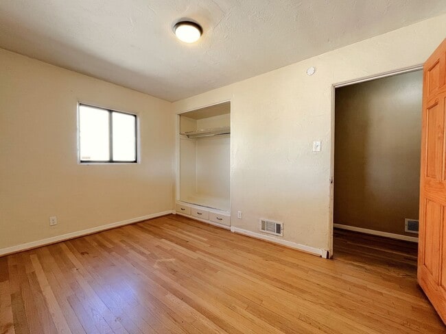 Building Photo - Splendid 4 Bedroom, 2 Bath Home Near Kirtland AFB! Available Now!