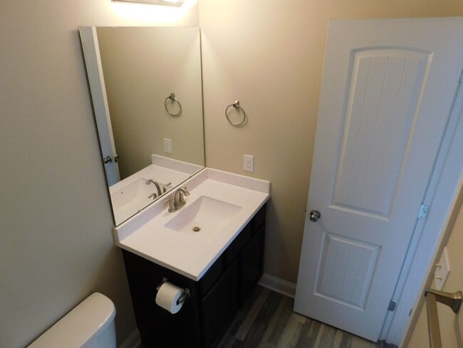 Building Photo - Like New Townhome!