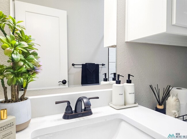 Building Photo - 510 W Dallas Ave