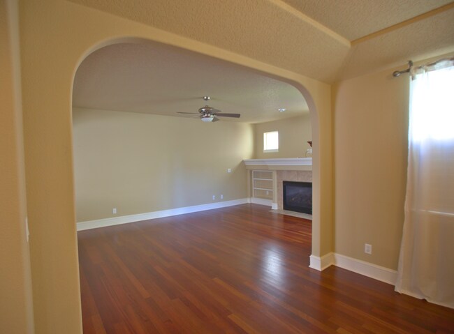Building Photo - King City 3 Bedroom Plus Den available now !