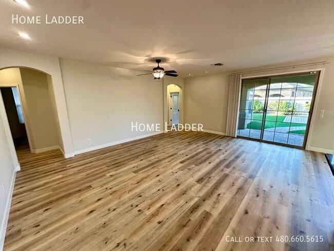 Building Photo - 3064 E Palmdale Ln