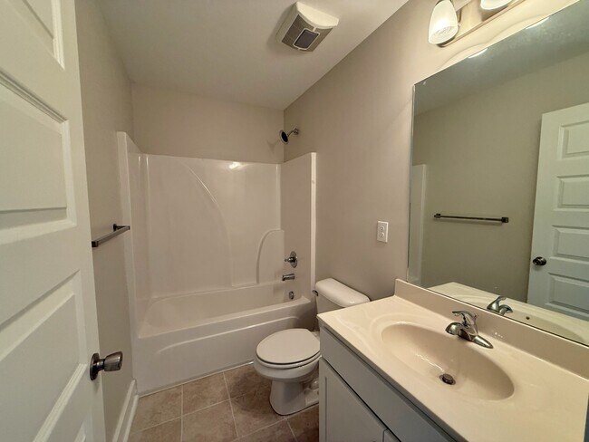 Tub/shower combo - 3010 Bellflower Cir