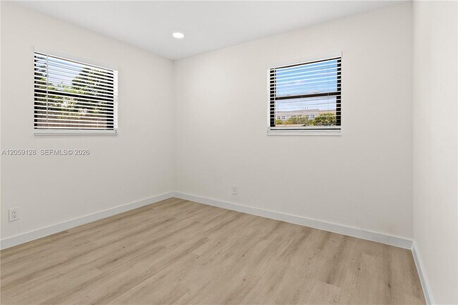 Building Photo - 328 SW 11th Ave