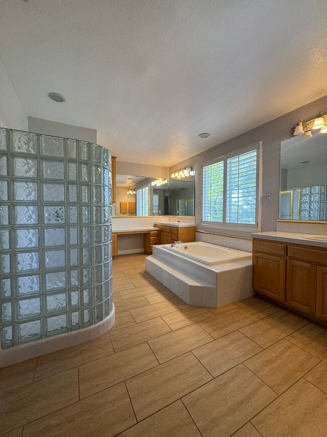 Building Photo - 360 Allenwood Ct