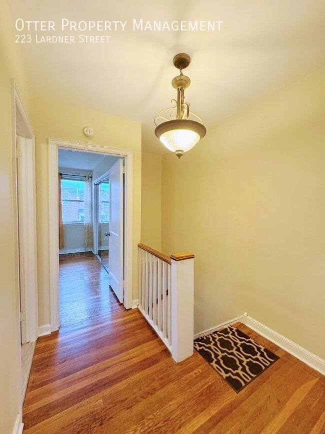 Building Photo - 223 Lardner St