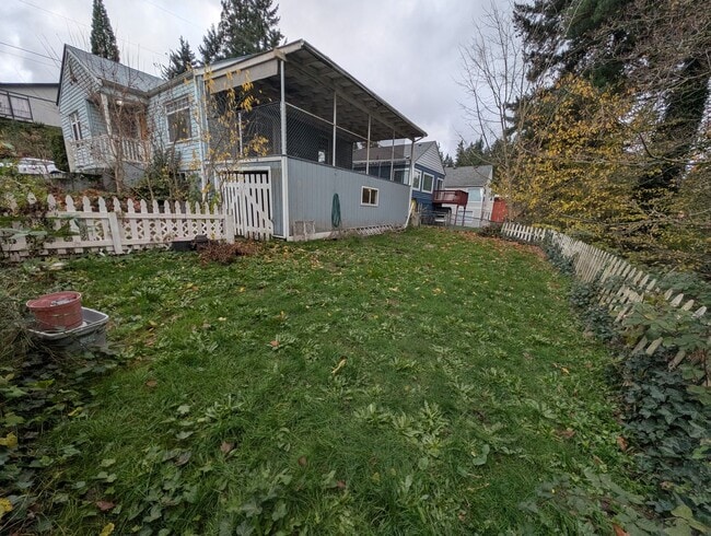 Building Photo - Quaint 2 Bedroom in Navy Yard City - TONS of Extra Space! Available Now!