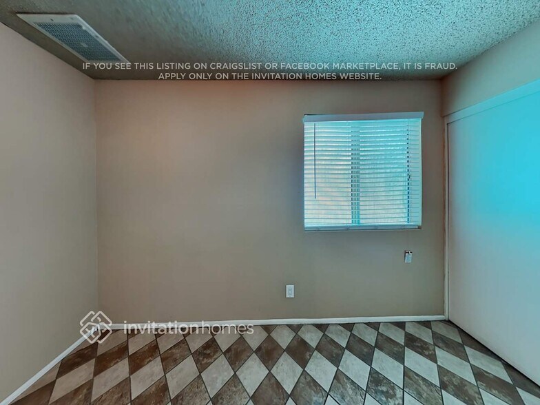 Building Photo - 8639 W Clarendon Ave