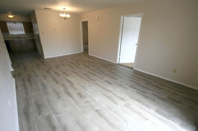 Building Photo - 1102 Spring Loop