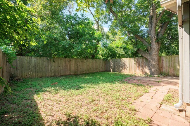 Building Photo - ** 2 Weeks Free!** Spacious 3-Bedroom Town...