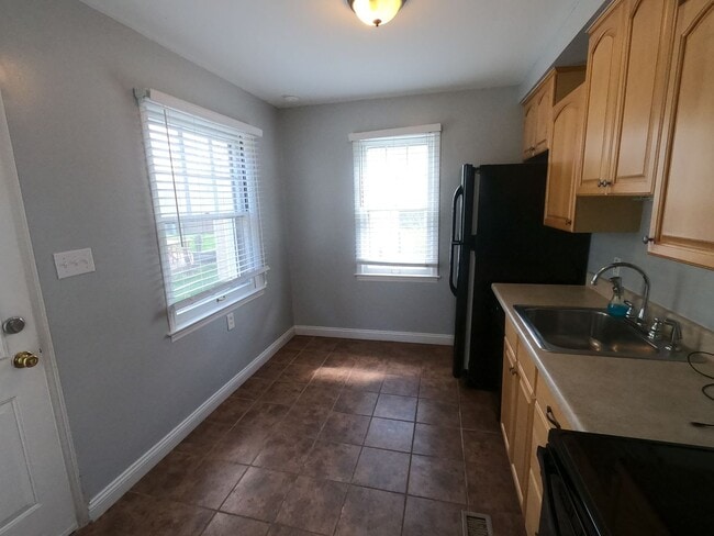 Building Photo - 3 bed 2 bath Berkley bungalow with garage ...