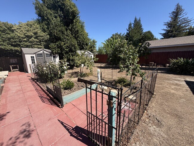 Building Photo - 113 Riverview Ct