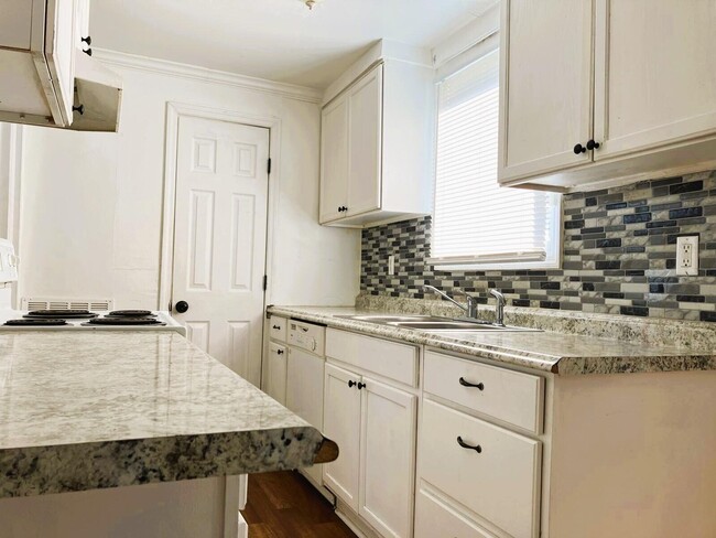 Building Photo - 2026 Clark St