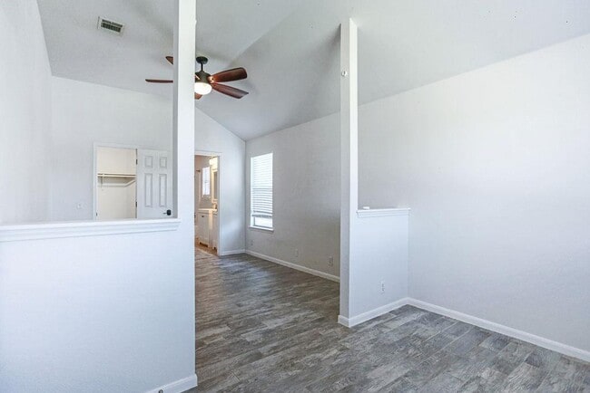 Building Photo - 215 Estate Dr