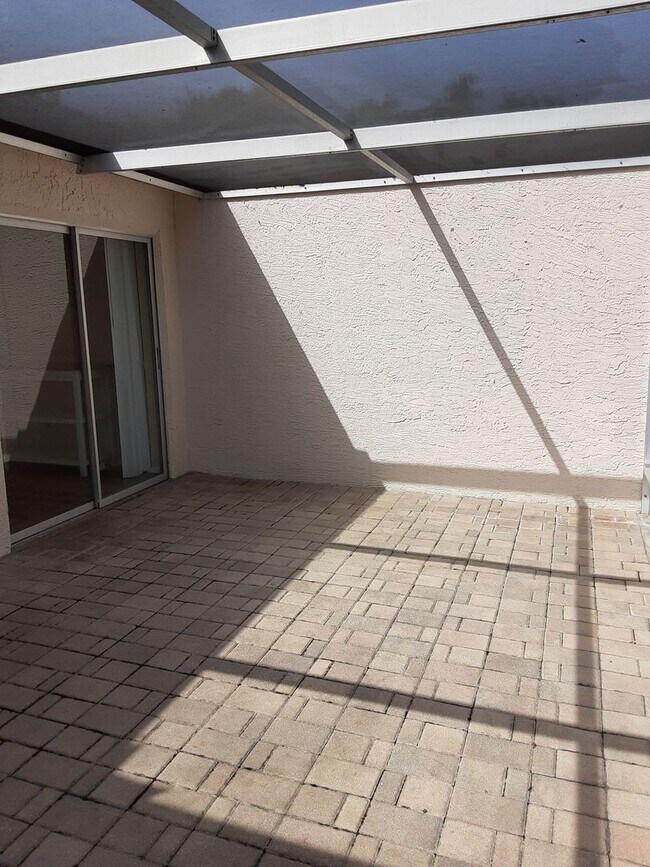 Building Photo - Beautiful 2 Bedroom 2 Bath Attached Villa