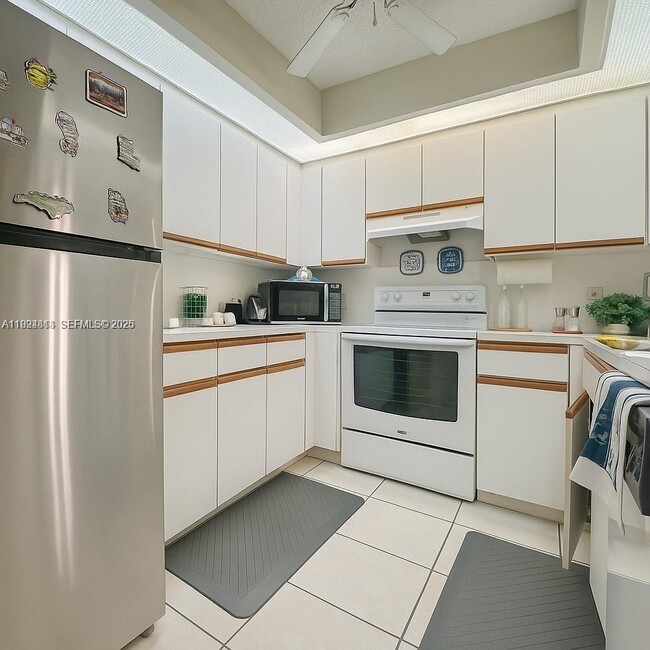 Building Photo - 12500 SW 5th Ct