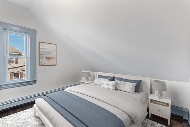 Building Photo - 8 Carlton St