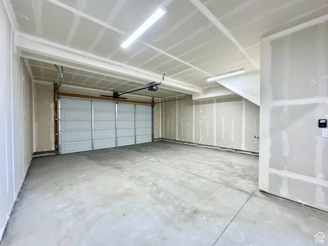 Large 2 Car Garage - 2363 W James Way