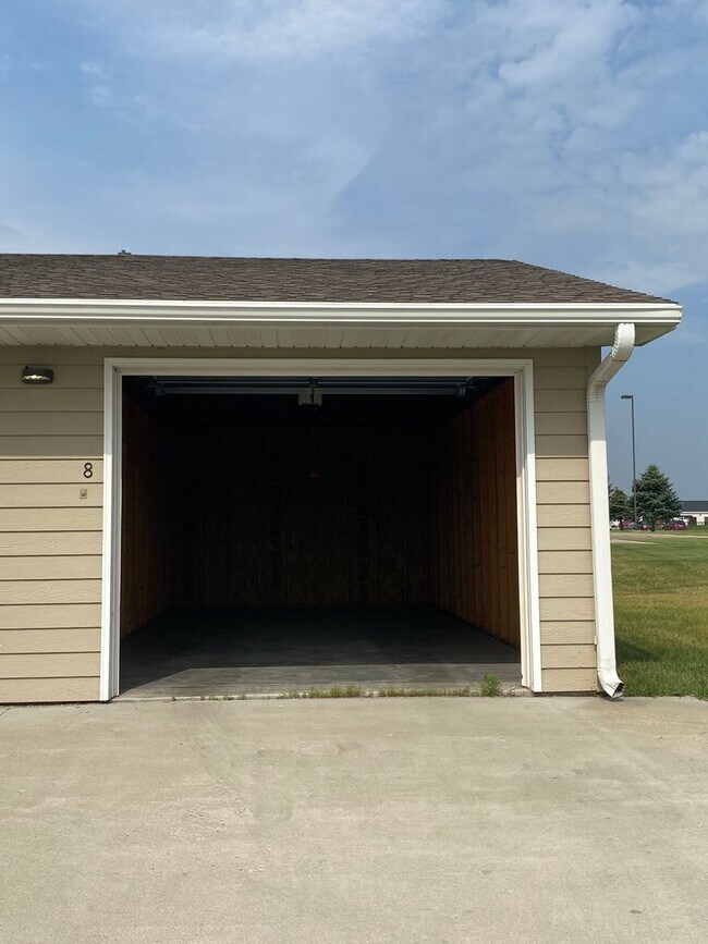 Building Photo - 2 Bed 1 Bath