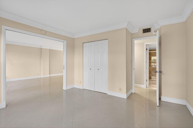 Building Photo - 405 N Ocean Blvd