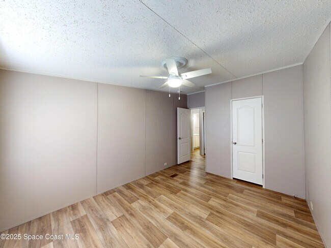 Building Photo - 709 Lark Dr
