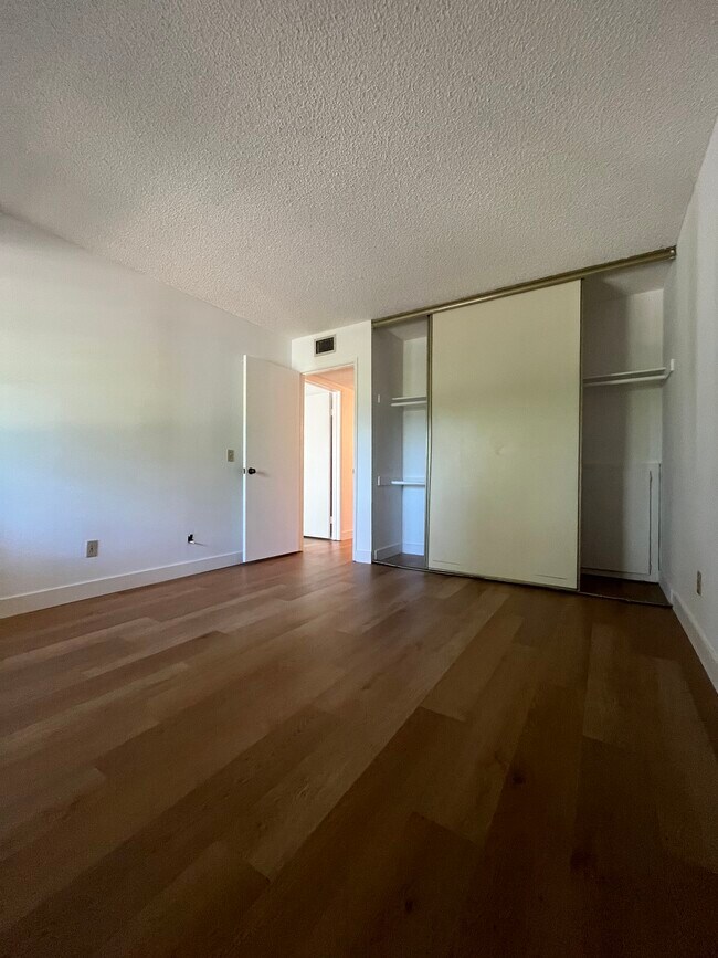 Building Photo - 1550 Apache Dr