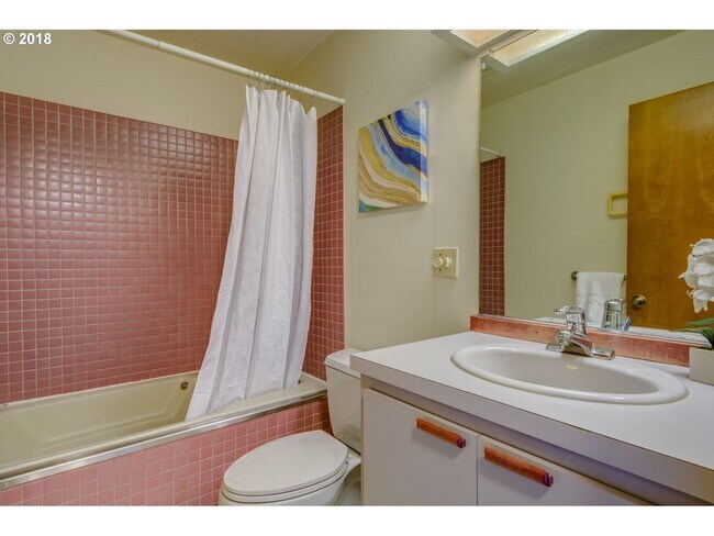 Building Photo - S. PDX 2Bed 2Bath ~ Condo~Near OHSU w/ 2 Reserved parking spots & Washer & Dryer!