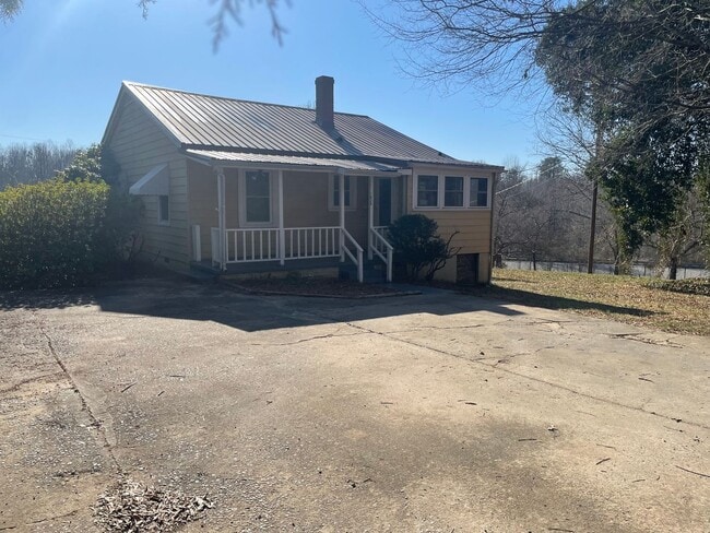 Building Photo - Adorable 3 bedroom 1 bath home Located in Hickory
