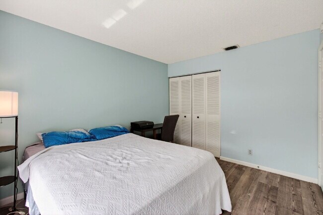 Building Photo - 460 Hardwood Pl