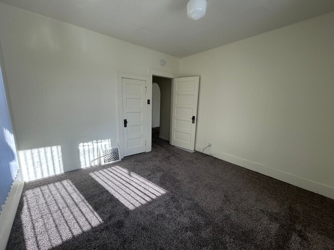 Building Photo - 18 8th Ave NW