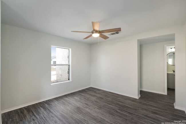 Building Photo - Beautiful, fully remodeled 3 bedroom, 2.5 ...