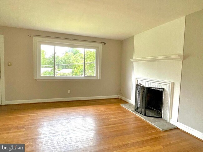 Building Photo - 3703 Larchmont Dr
