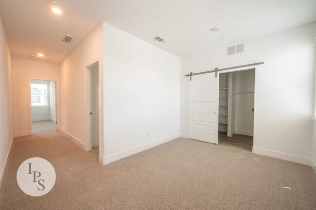 Building Photo - 2830 E Tamarind Dr