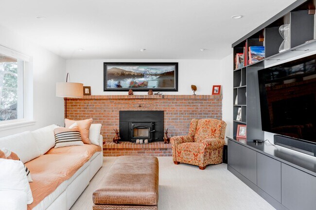 Building Photo - Modern 2 BDR Retreat: Serene Backyard