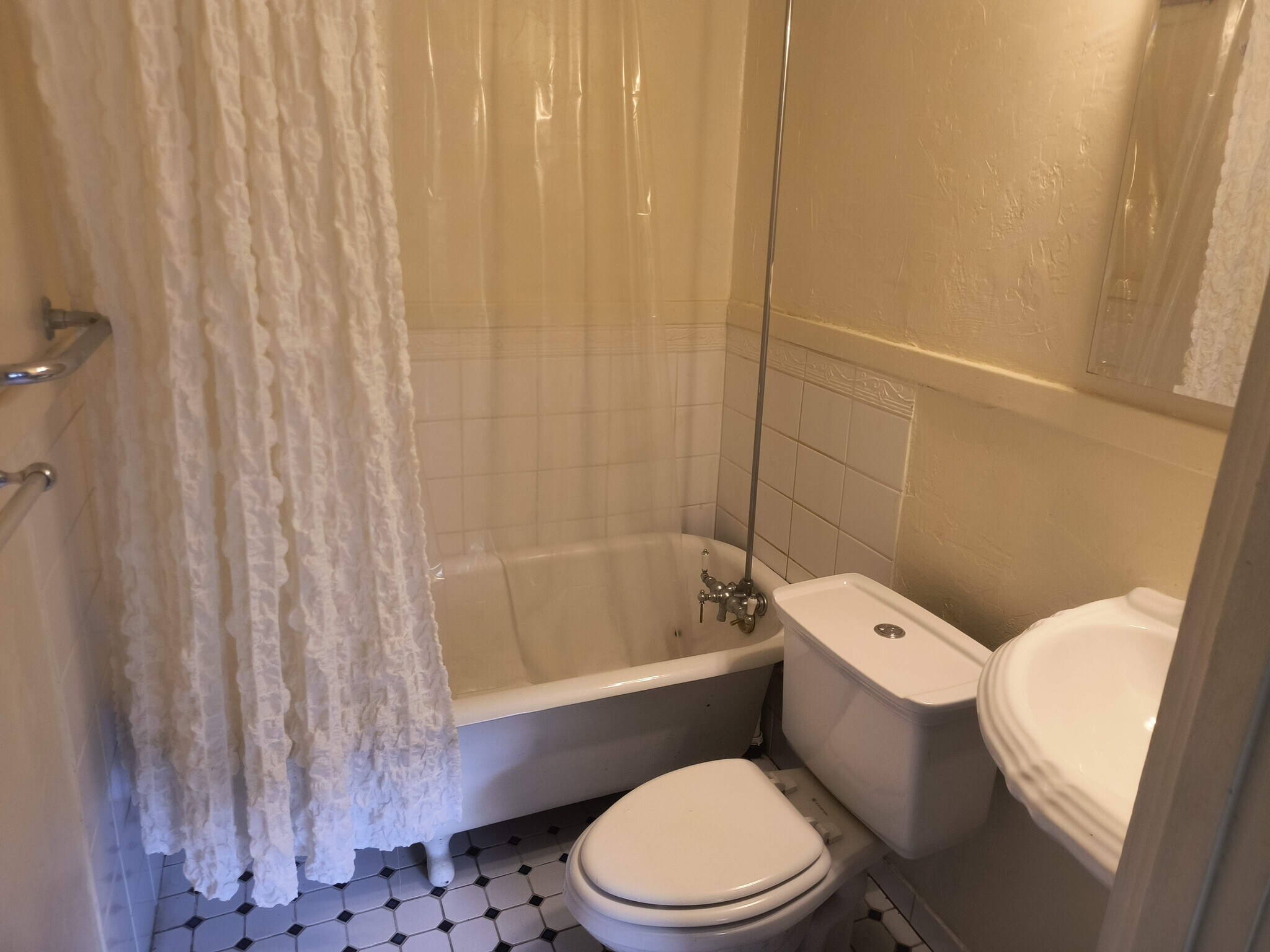 BATH, CLAWFOOT TUB - 631 Canal St