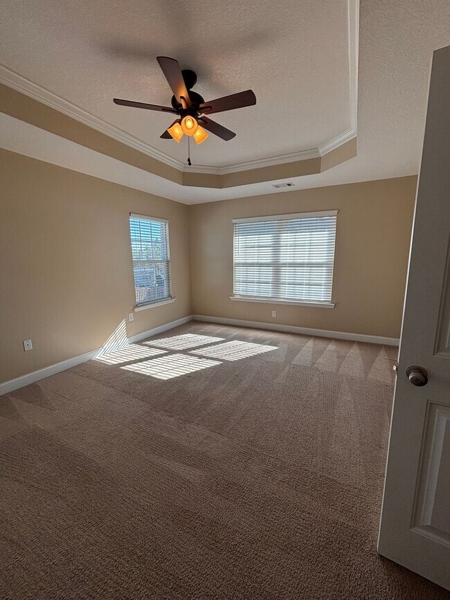 Building Photo - AVAILABLE NOW!