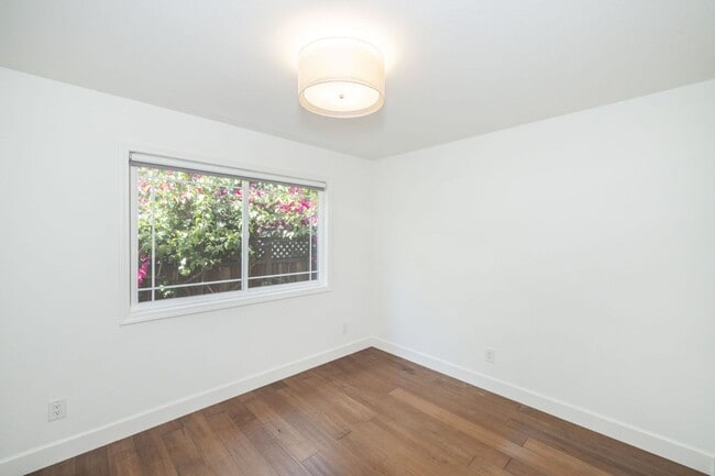 Building Photo - Beautifully Remodeled 4 Bed, 3 Bath Home w...