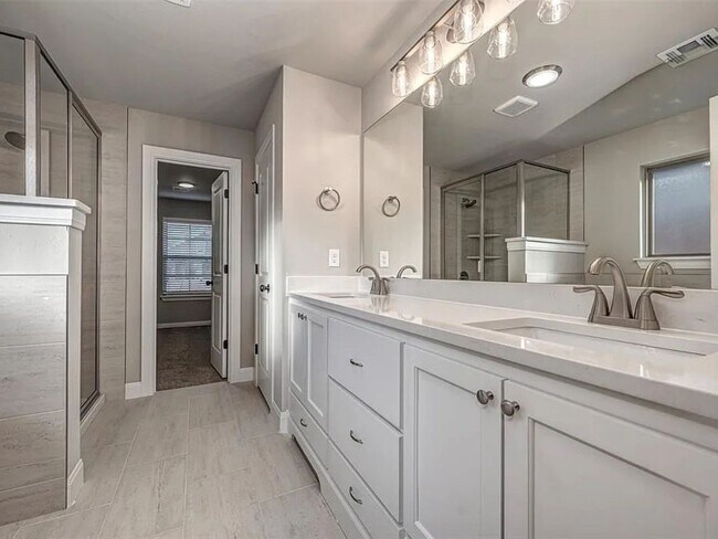 Building Photo - Modern 4-Bed, 2-Bath Mustang Home with 3-Car Garage!