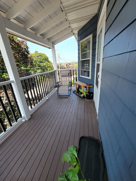 Shared balcony - 90 North St