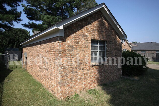 Building Photo - 3235 Fox Chase Dr