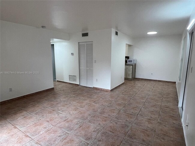 Building Photo - 10756 N Kendall Dr